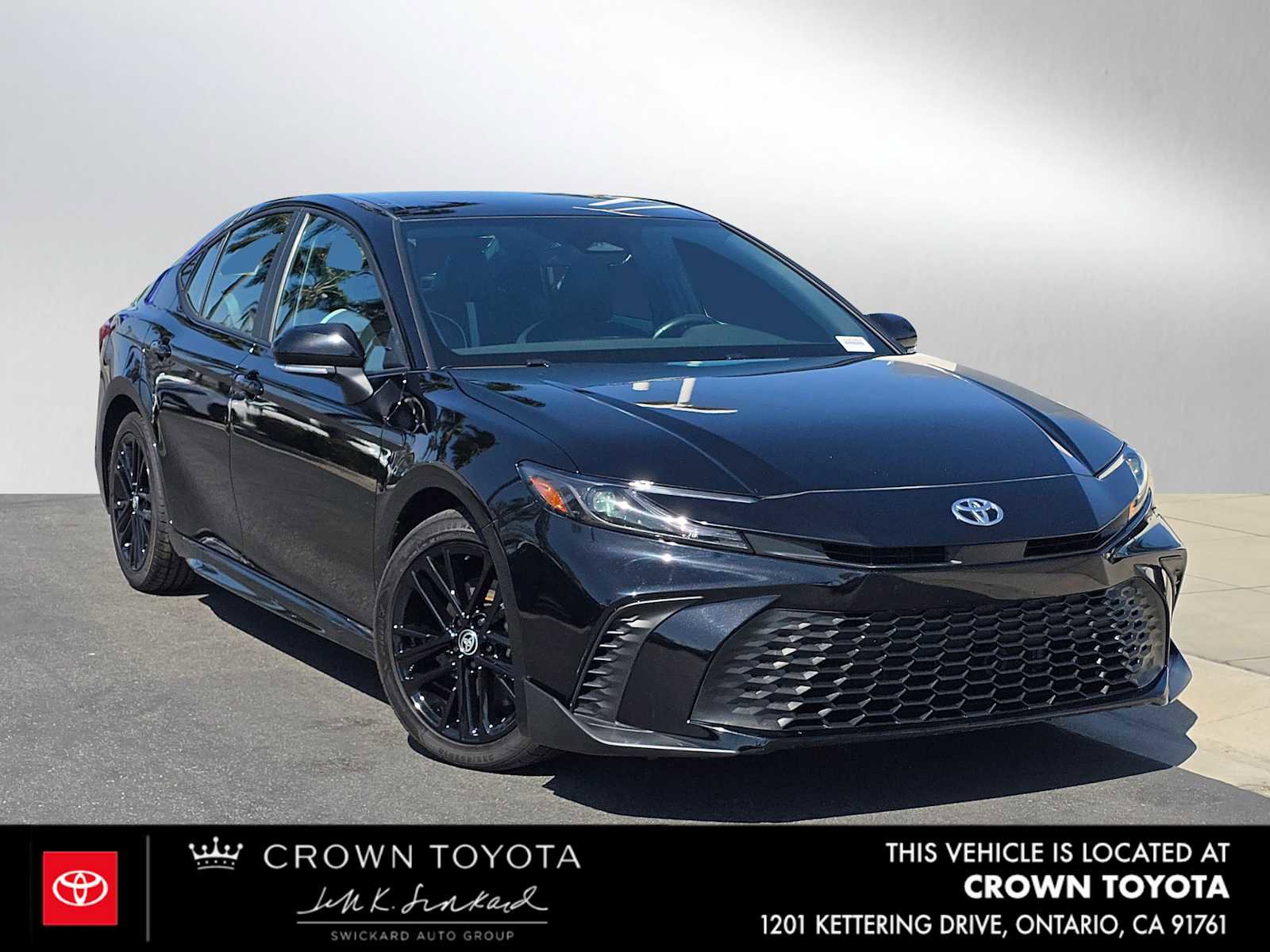 Used 2025 Toyota Camry SE FWD image 1
