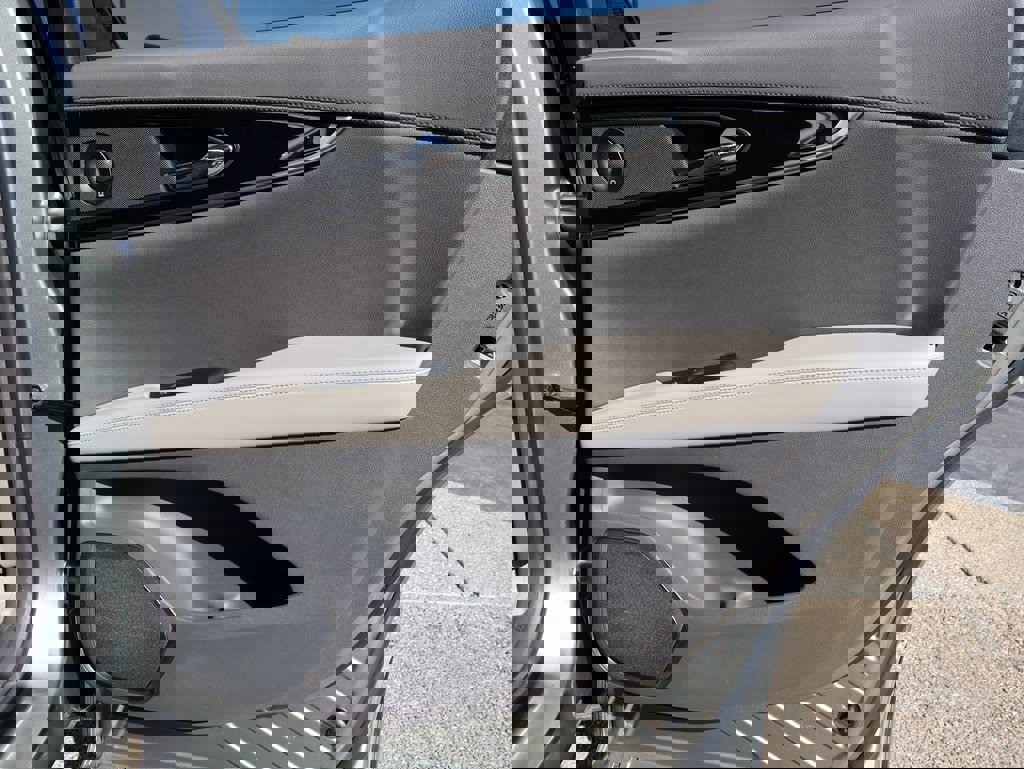 Used 2023 Lincoln Nautilus Reserve w/ Equipment Group 201A image 12