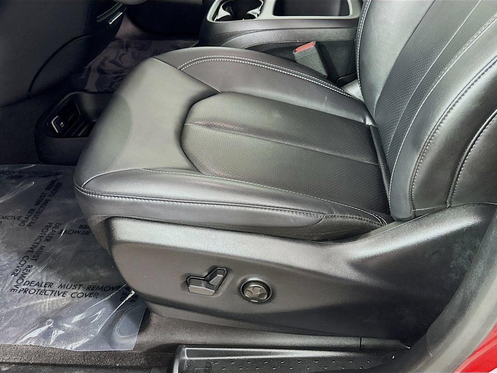 Used 2025 Chrysler Pacifica Select FWD image 26
