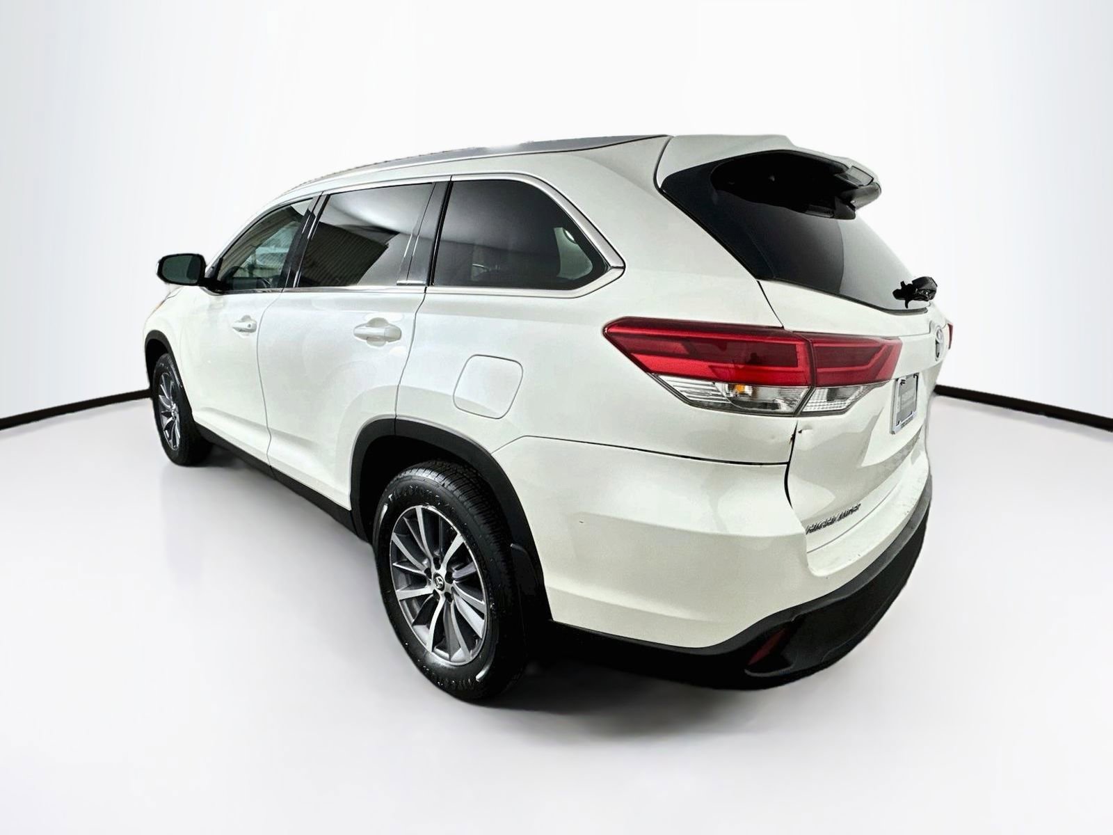 Used 2019 Toyota Highlander XLE AWD/4WD image 5