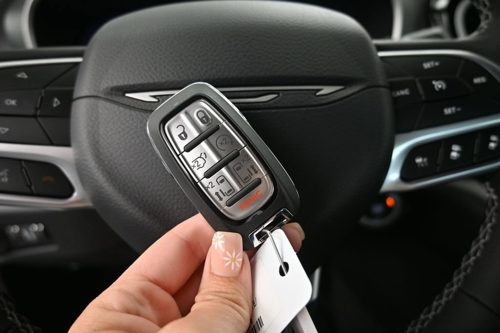 New 2027 Chrysler Pacifica Select w/ Family Tech Group FWD image 29