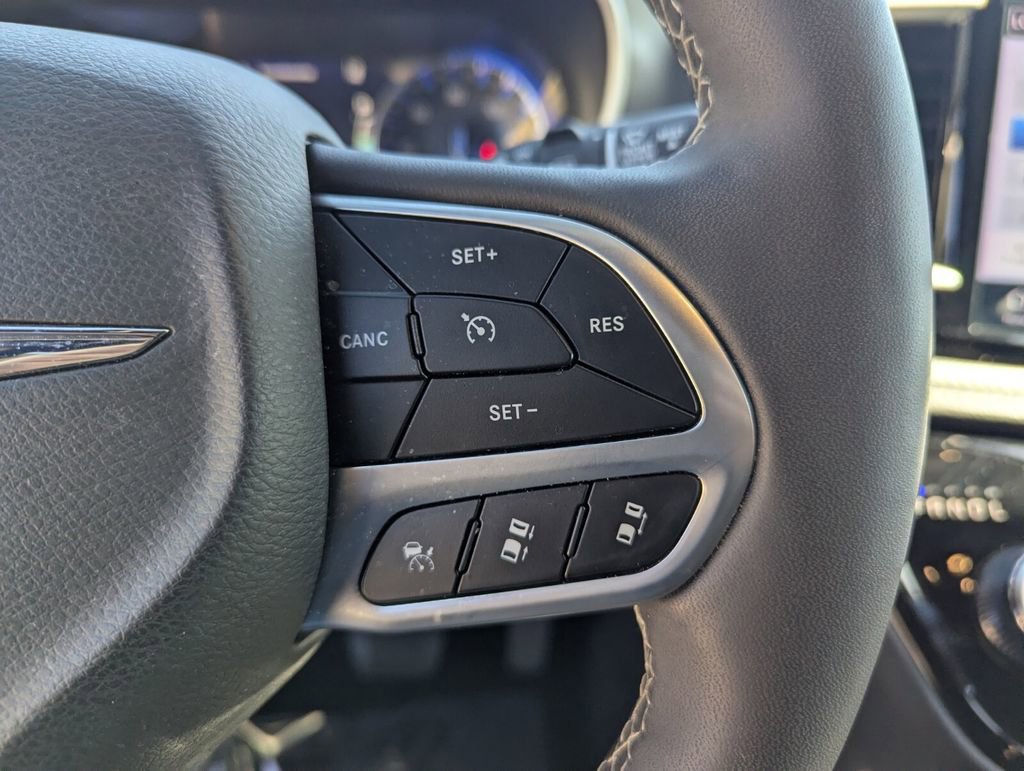 Used 2025 Chrysler Pacifica Select image 30