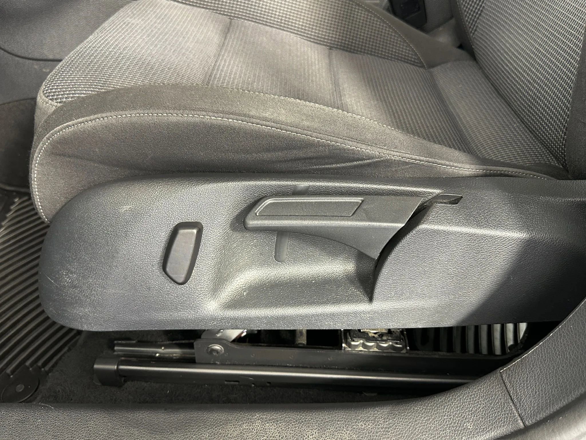 Used 2013 Volkswagen Golf 4-Door FWD image 29