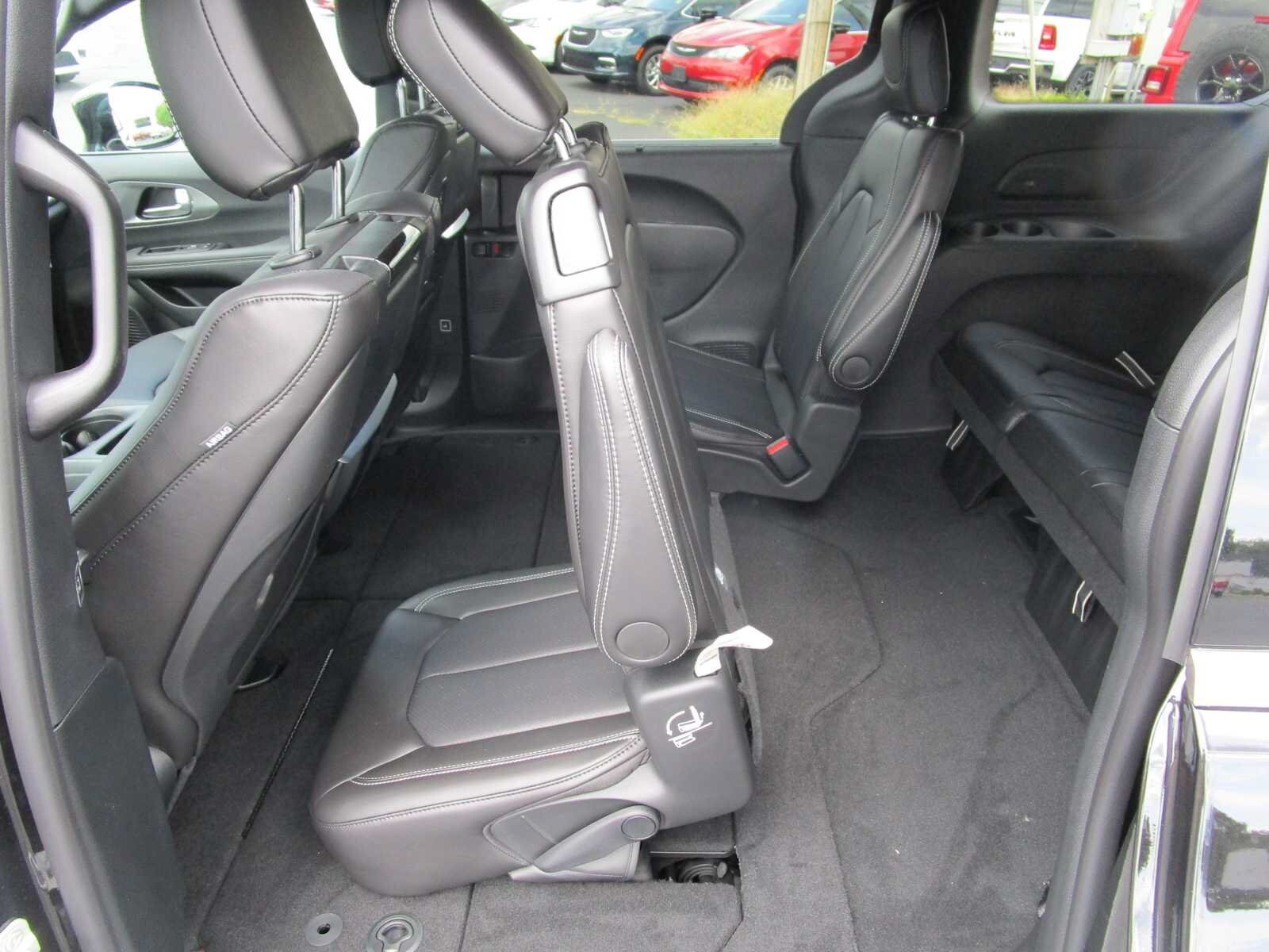 New 2026 Chrysler Pacifica Select FWD image 22