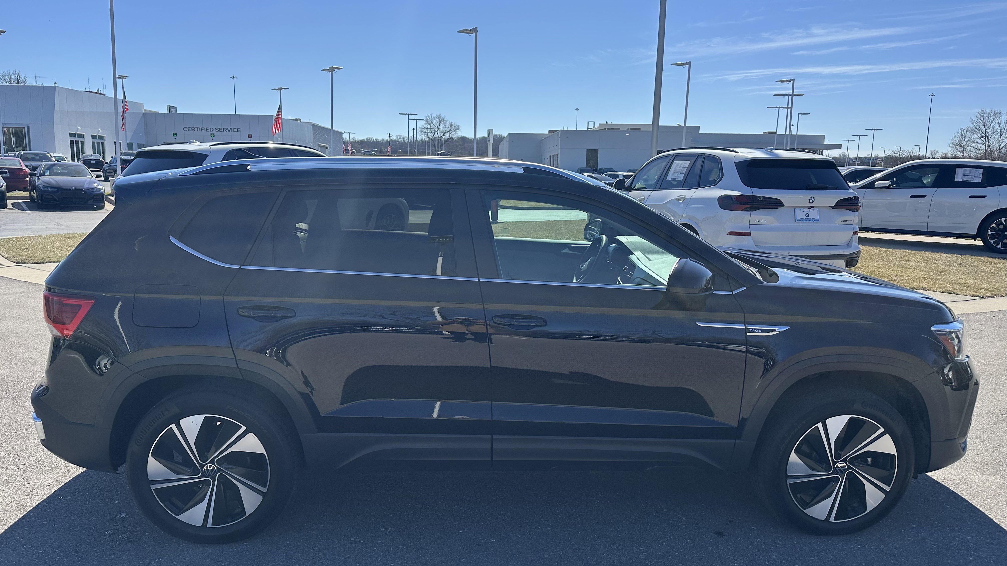 Used 2024 Volkswagen Taos SE w/ Panoramic Sunroof Package image 11