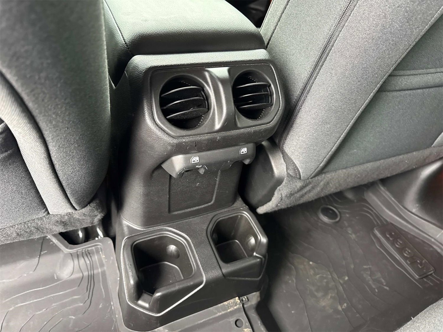 Used 2025 Jeep Gladiator Sport image 16