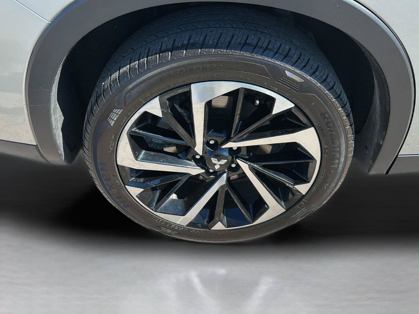 Used 2023 Mitsubishi Outlander 4WD Plug-In Hybrid image 12