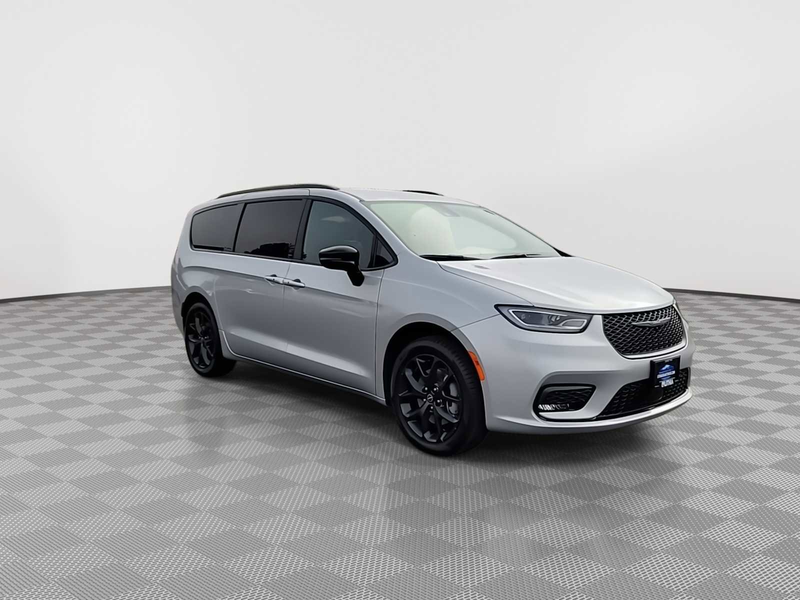 New 2026 Chrysler Pacifica Select w/ S Appearance Package image 2