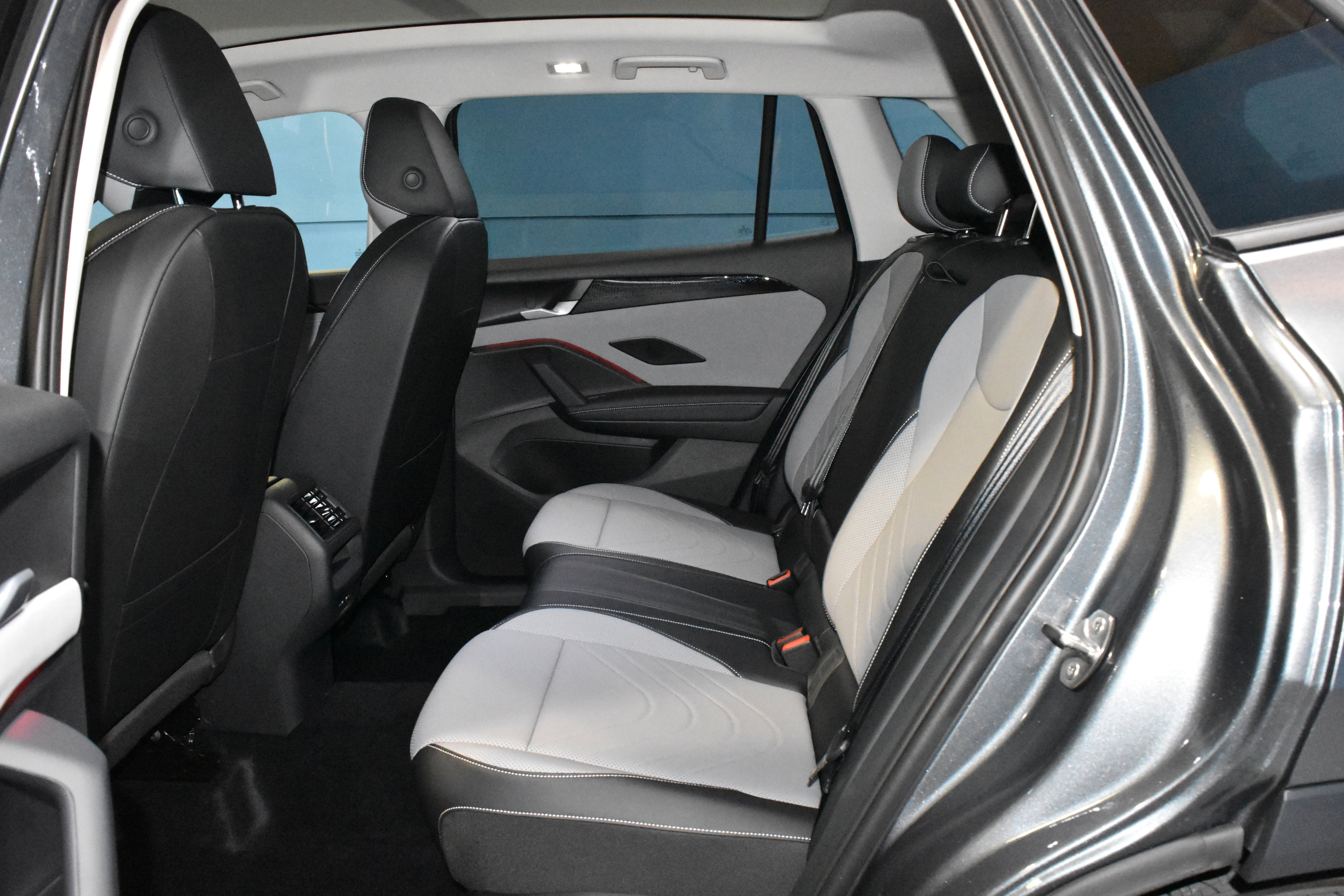 New 2026 Volkswagen Tiguan SE AWD/4WD image 15