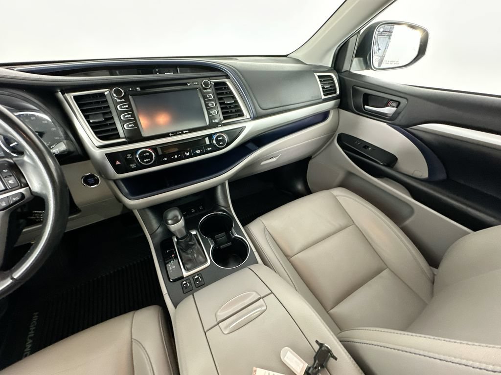 Used 2019 Toyota Highlander XLE AWD/4WD image 11