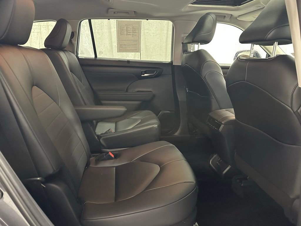 Used 2025 Toyota Highlander XLE image 61
