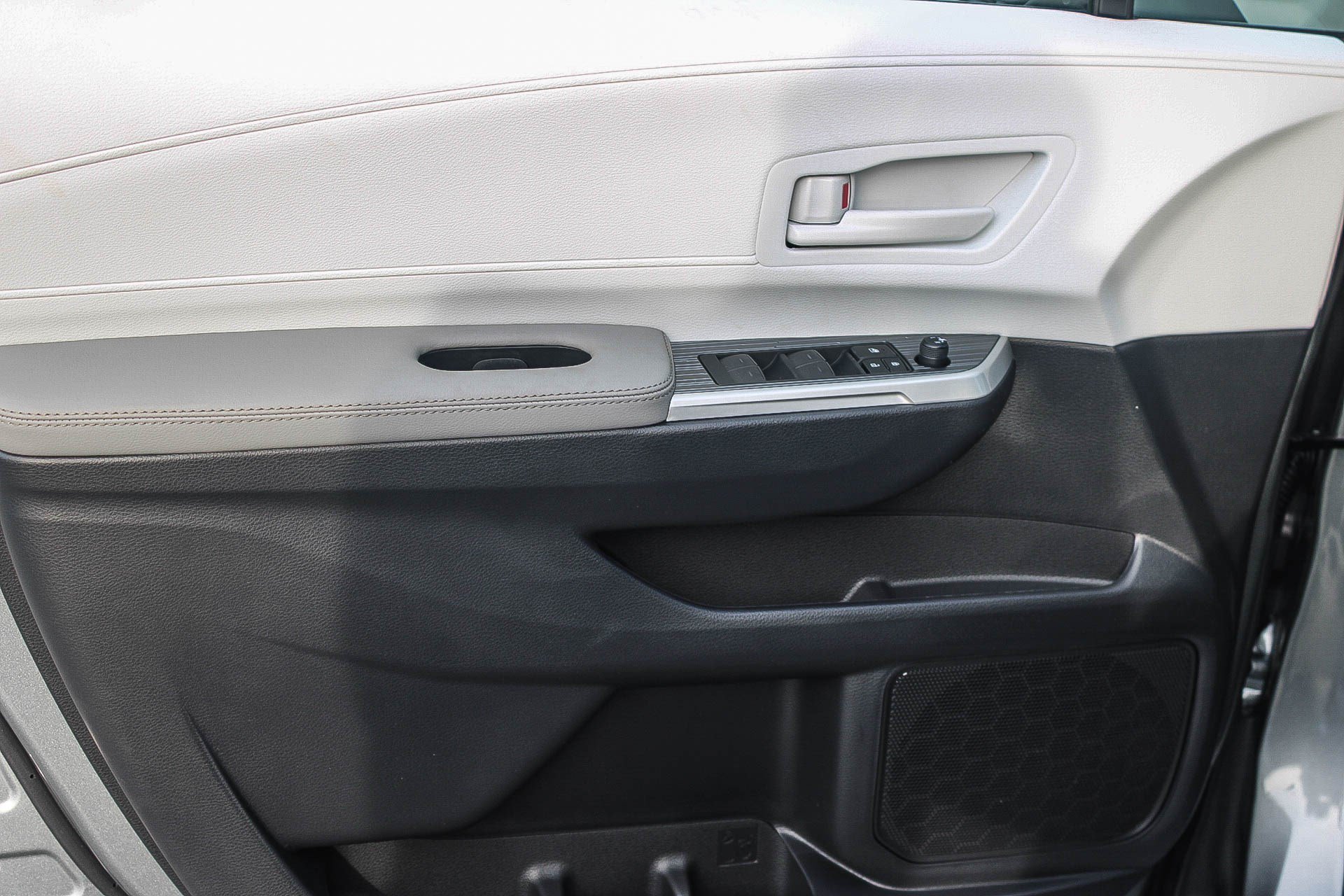 New 2026 Toyota Sienna LE FWD image 23