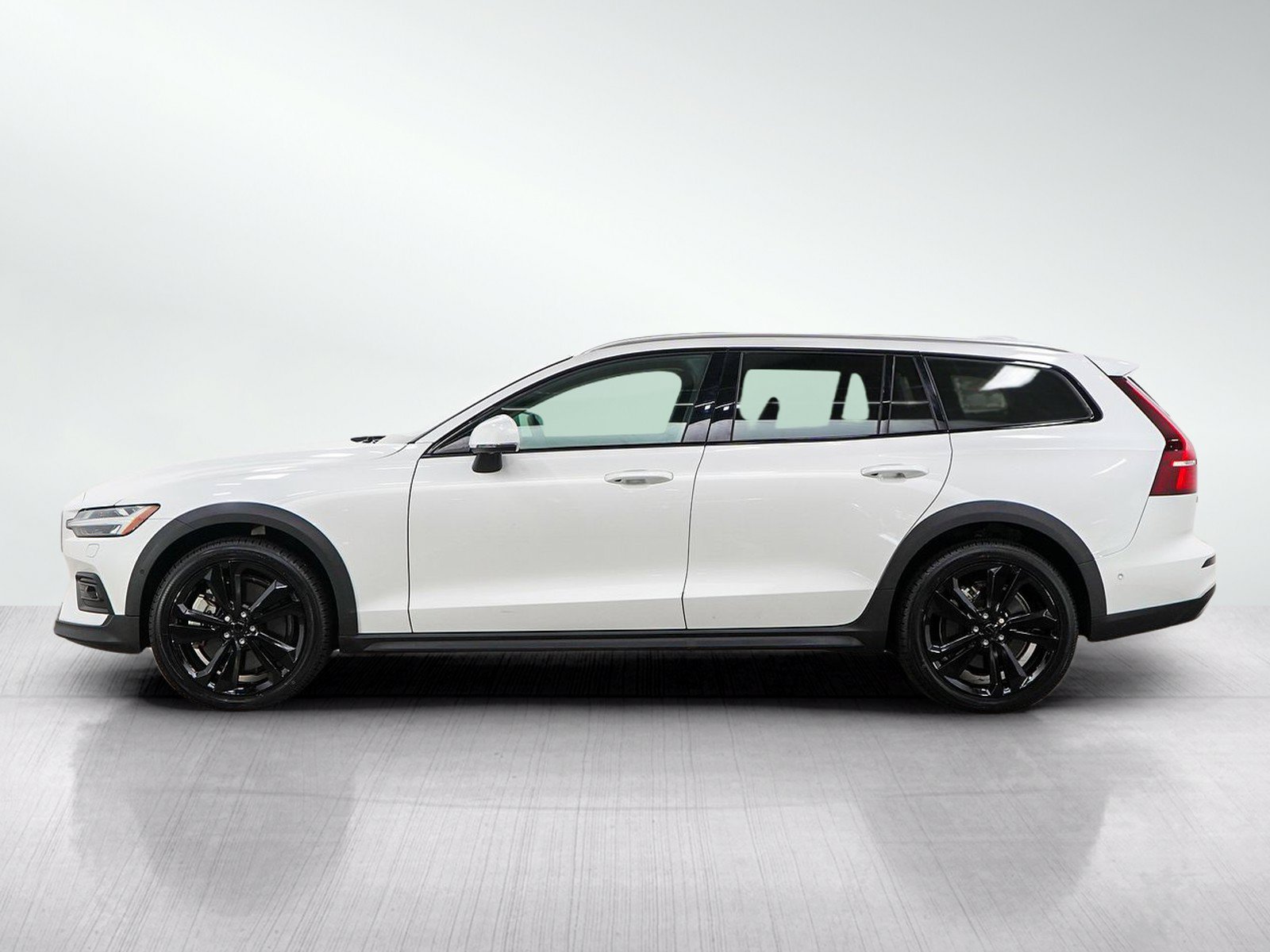 Used 2025 Volvo V60 B5 Cross Country Plus AWD/4WD image 2