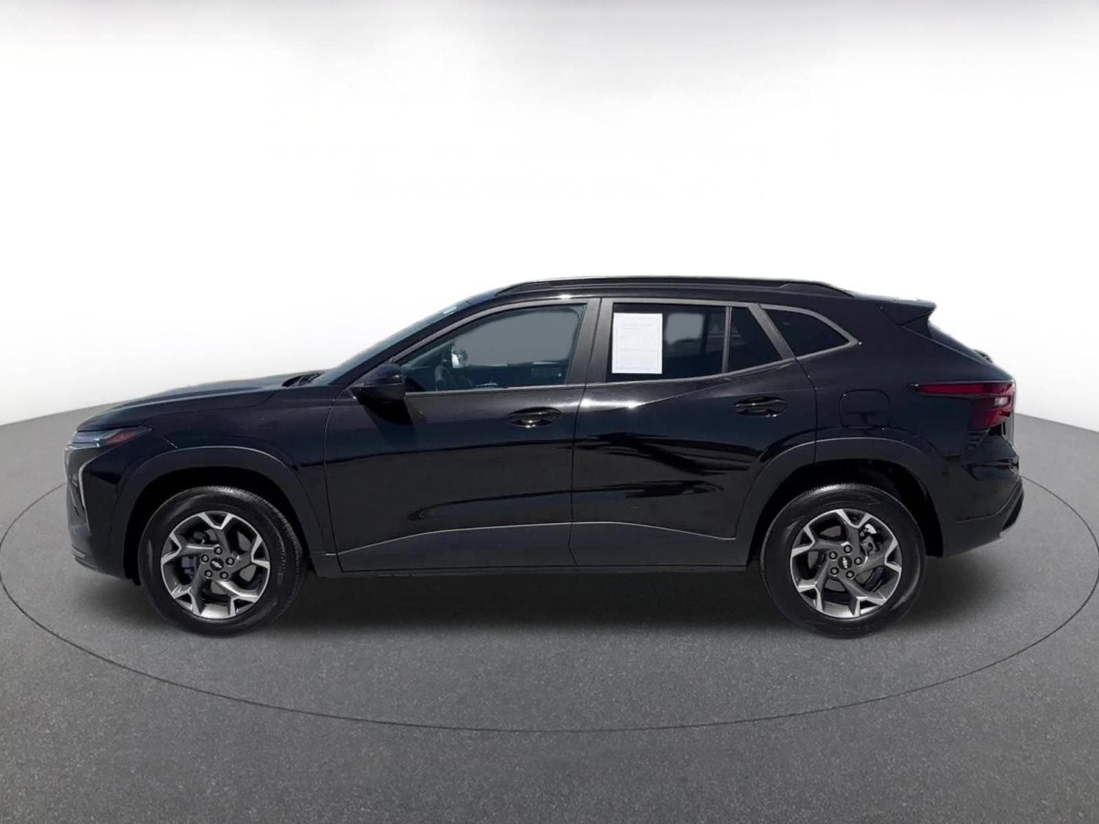 Used 2025 Chevrolet Trax LT FWD image 9