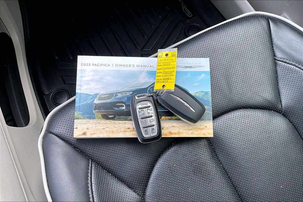 Used 2023 Chrysler Pacifica Limited image 11