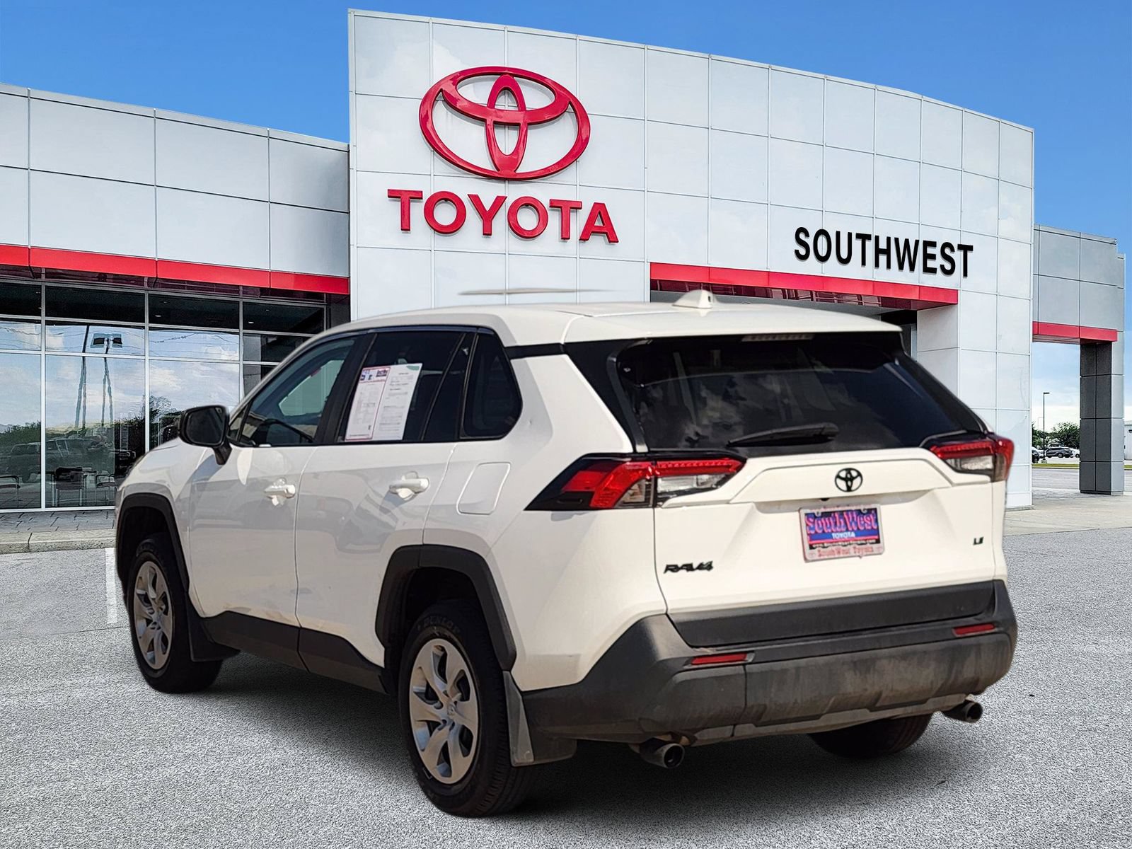 Used 2024 Toyota RAV4 LE FWD image 4
