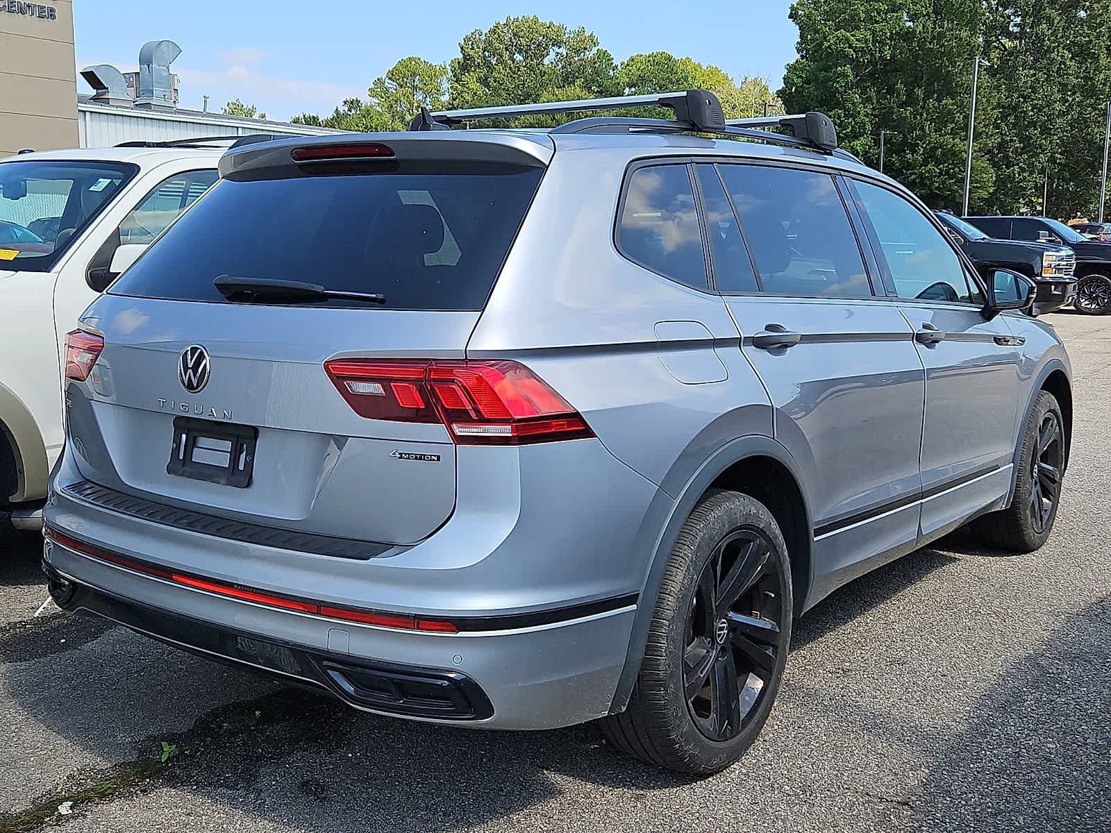 Used 2024 Volkswagen Tiguan SE R-Line AWD/4WD image 3