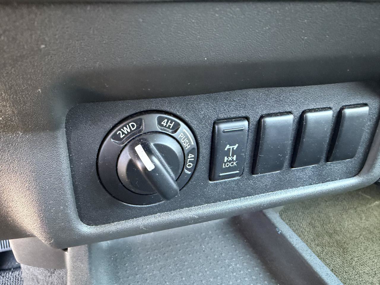 Used 2006 Nissan Frontier NISMO AWD/4WD image 13
