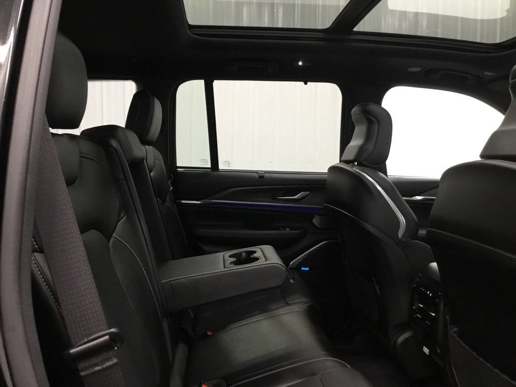 Used 2024 Jeep Grand Cherokee Overland w/ Luxury Tech Group IV AWD/4WD image 19