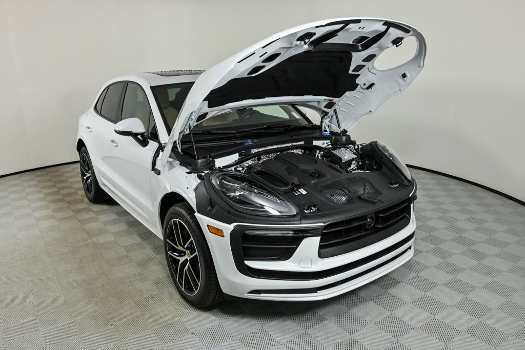 Certified 2025 Porsche Macan image 33