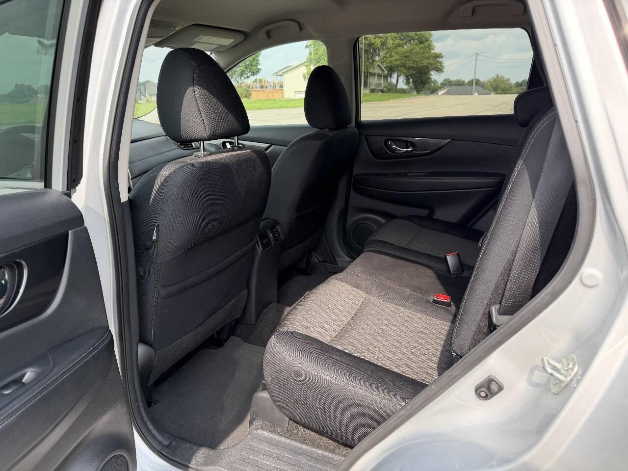 Used 2018 Nissan Rogue SV FWD image 14