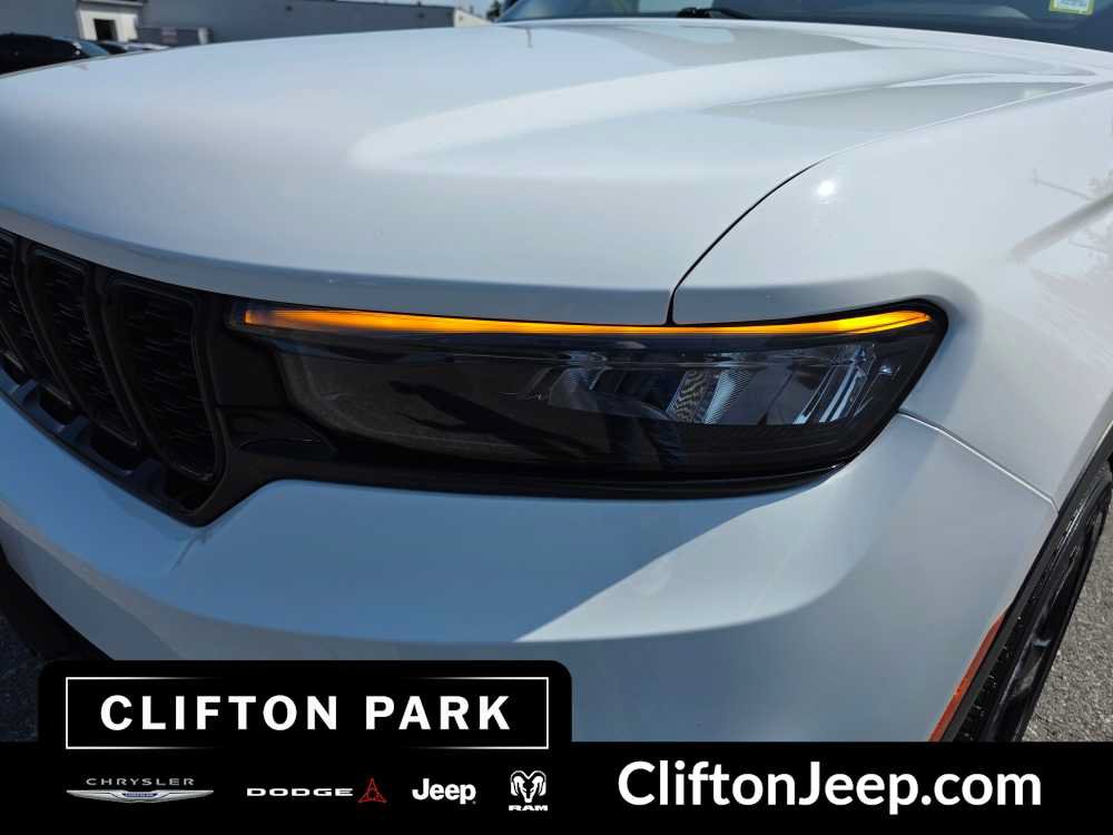 Used 2023 Jeep Grand Cherokee Altitude AWD/4WD image 7