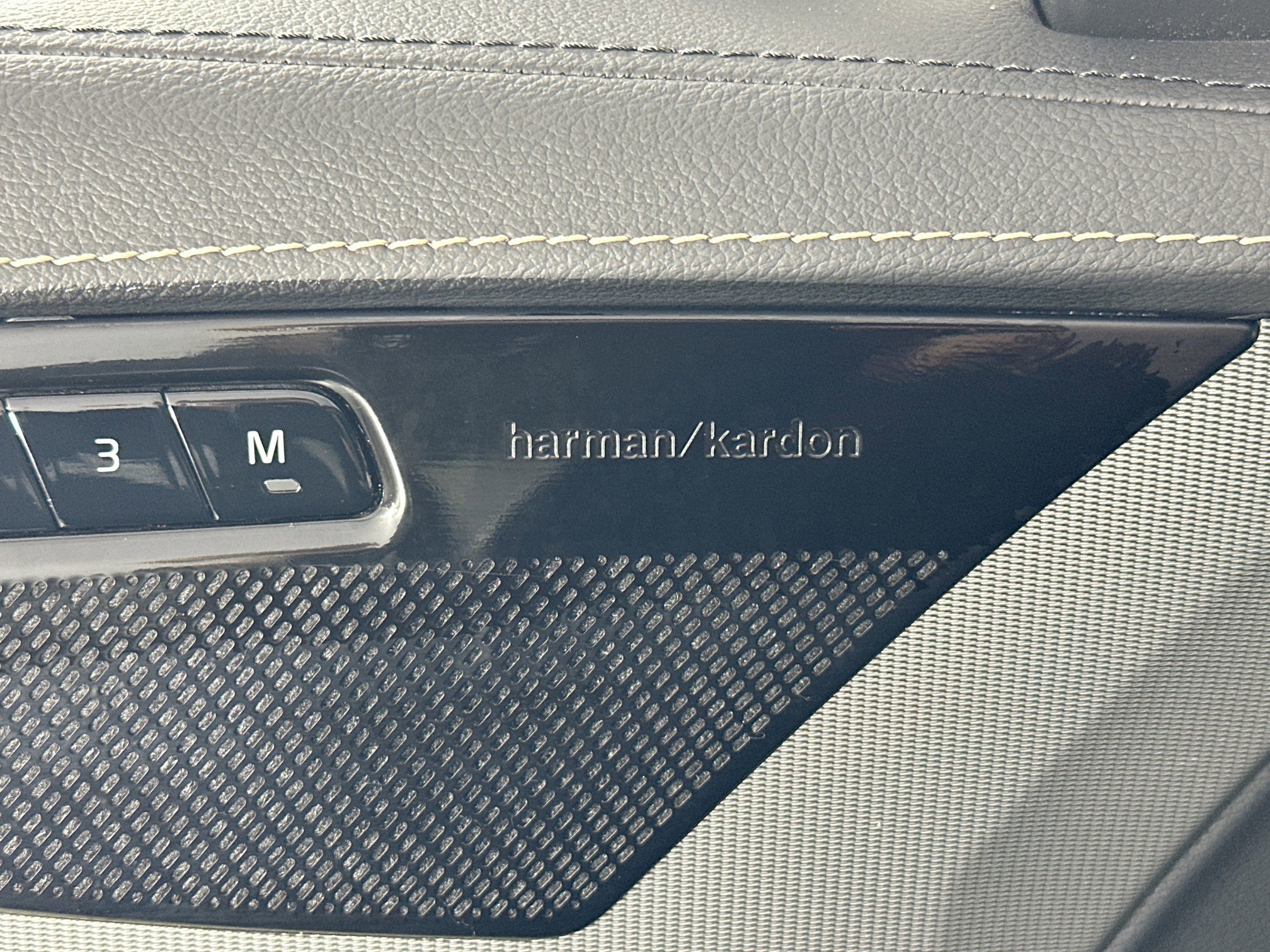 Used 2022 Volvo XC90 T8 R-Design w/ Advanced Package image 18