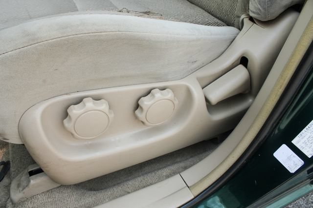 Used 2001 Toyota Highlander 2WD w/ Quick-Order Pkg image 13