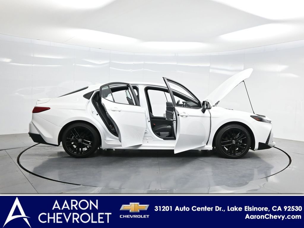 Used 2025 Toyota Camry SE w/ Convenience Package image 3