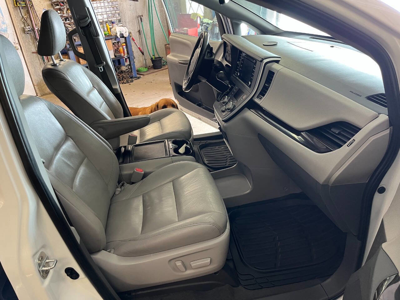 Used 2020 Toyota Sienna XLE image 5