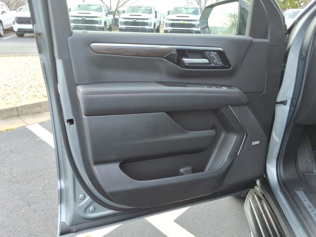 New 2026 Chevrolet Suburban Premier image 22
