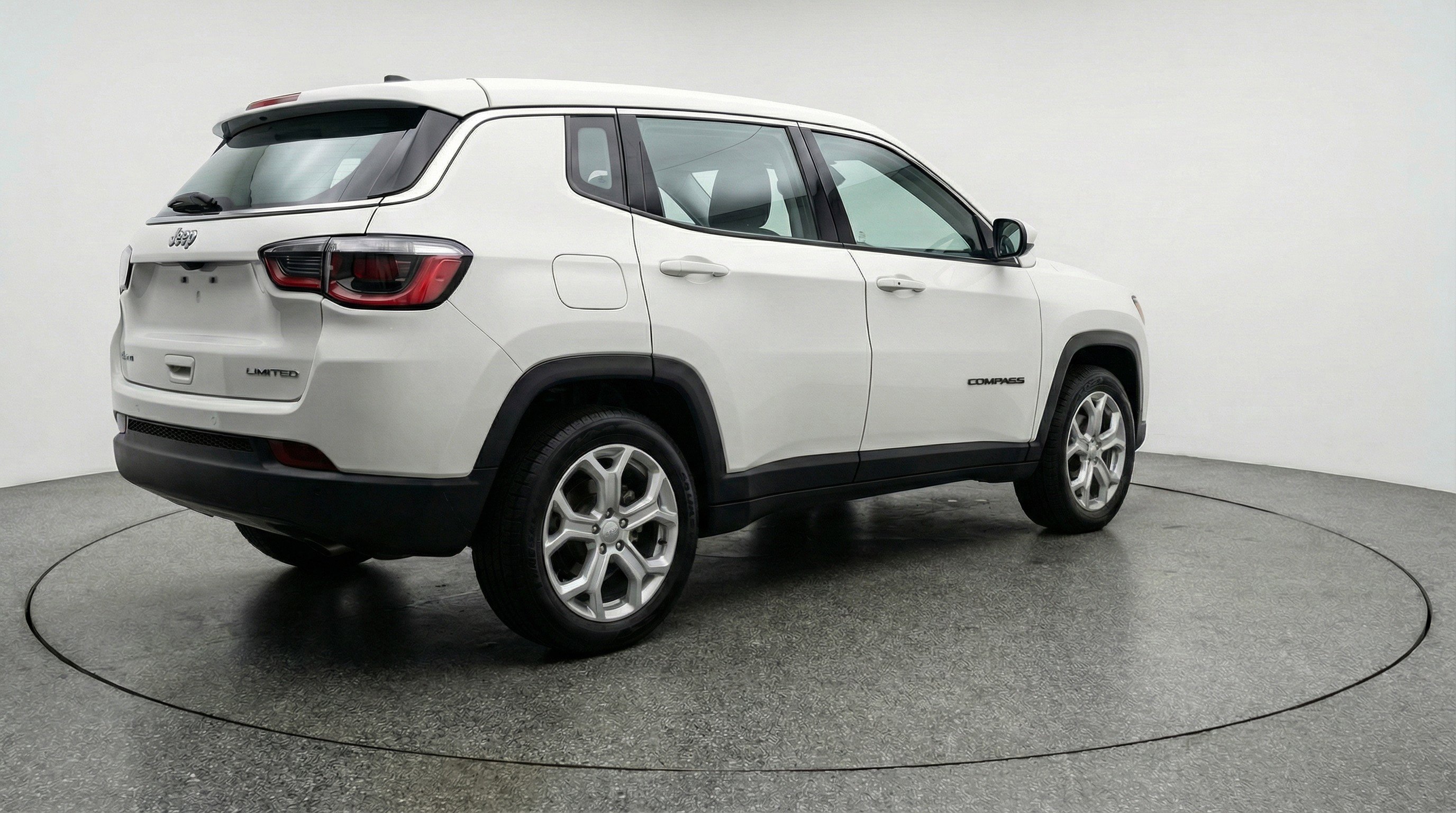 Used 2025 Jeep Compass Latitude AWD/4WD image 9