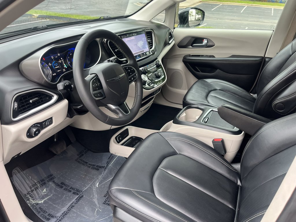 Used 2024 Chrysler Pacifica Touring-L FWD image 9