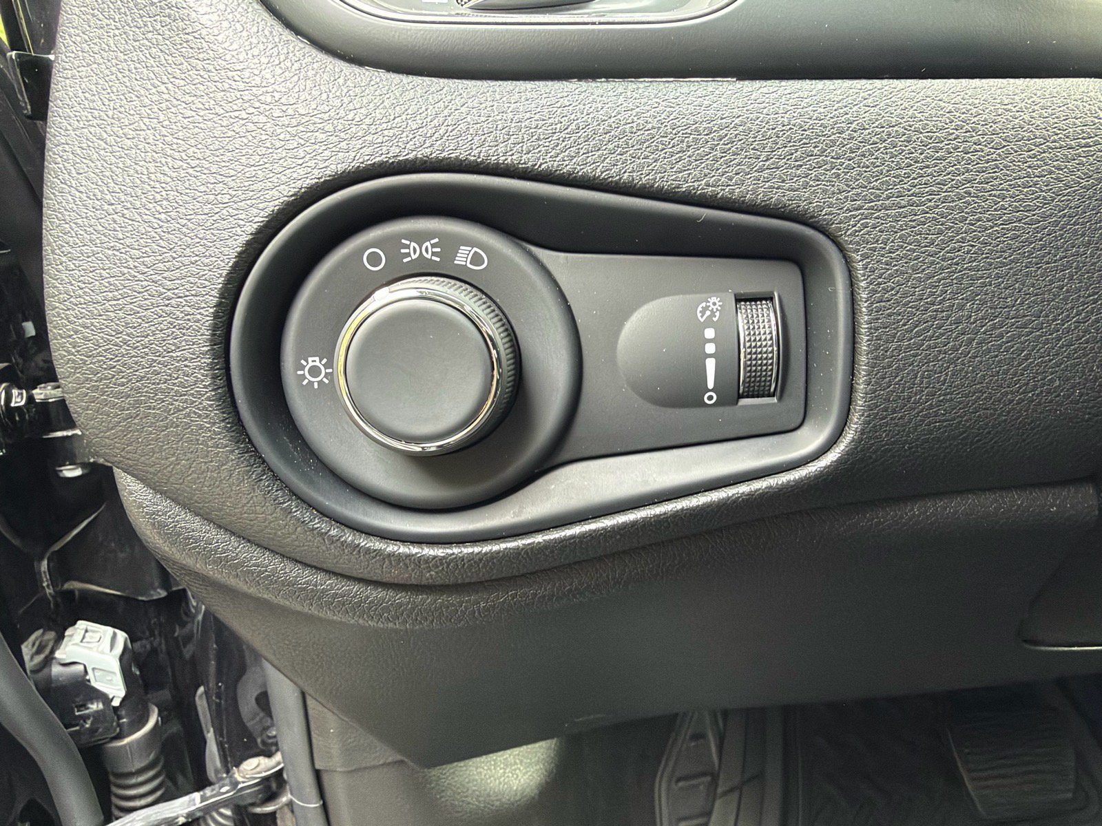 Used 2023 Jeep Renegade Latitude AWD/4WD image 25