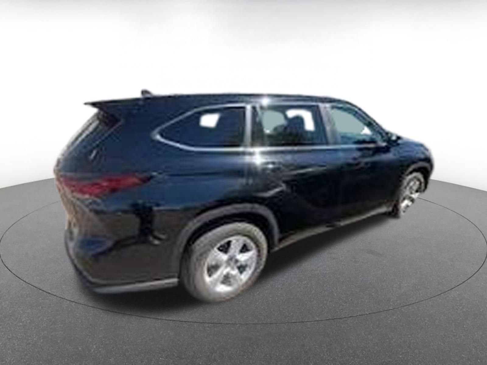 Used 2025 Toyota Highlander LE image 9