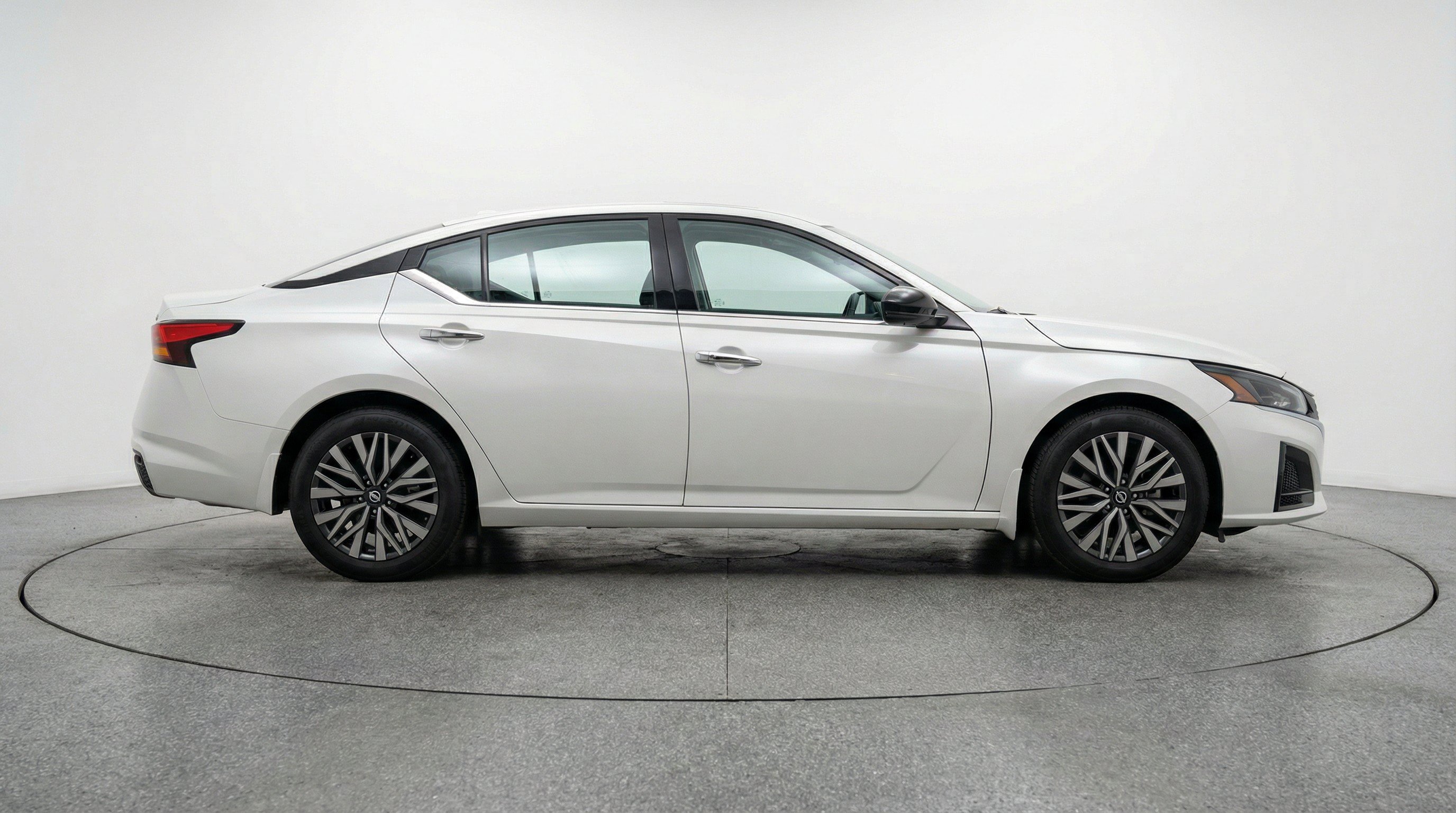Used 2025 Nissan Altima 2.5 SV FWD image 11