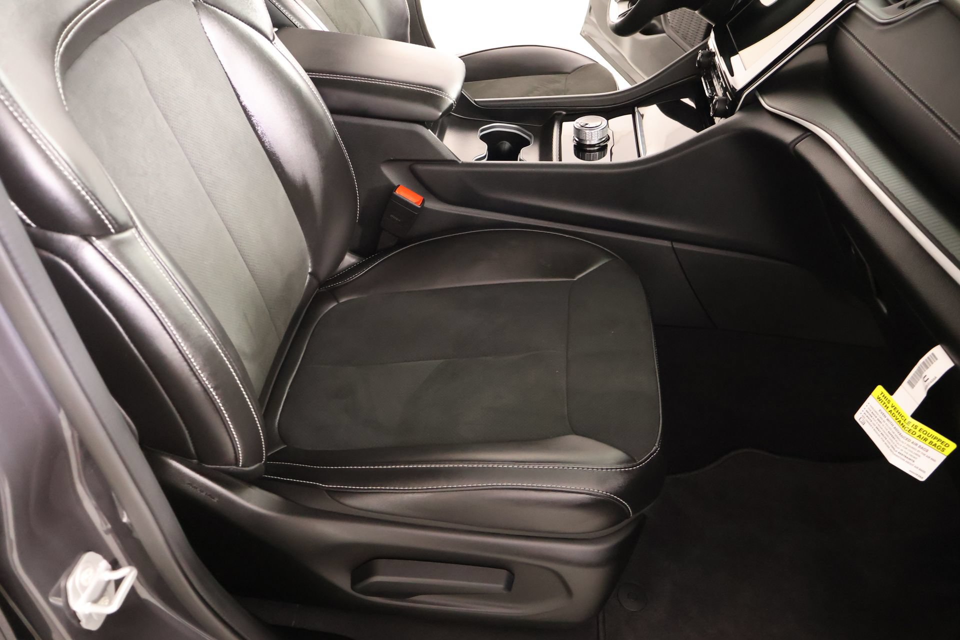 Used 2025 Jeep Grand Cherokee Altitude RWD image 13