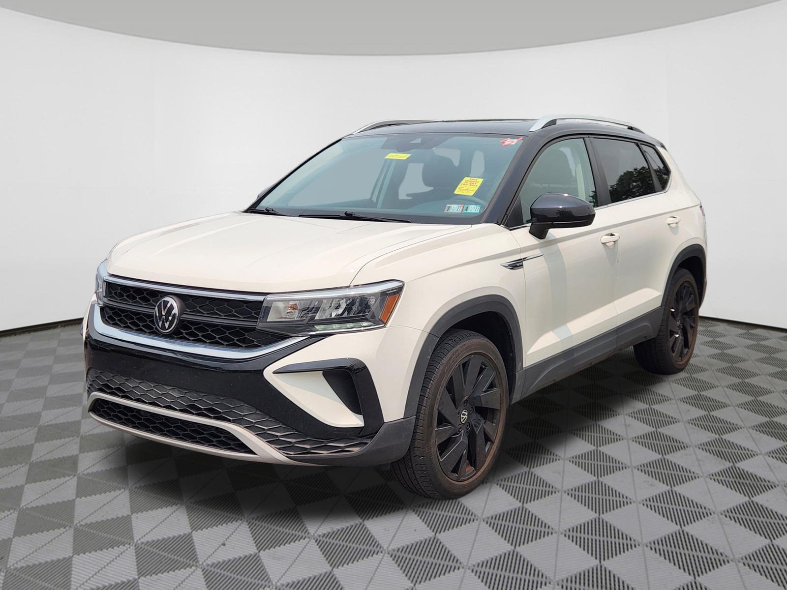 Used 2024 Volkswagen Taos SE w/ Panoramic Sunroof Package AWD/4WD image 2