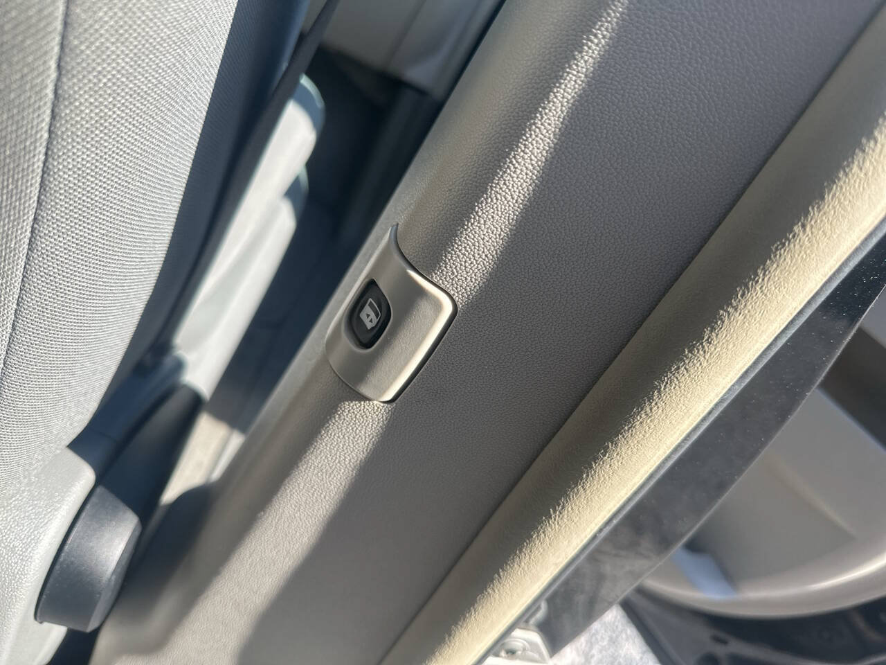Used 2010 Chrysler Town & Country Touring FWD image 14