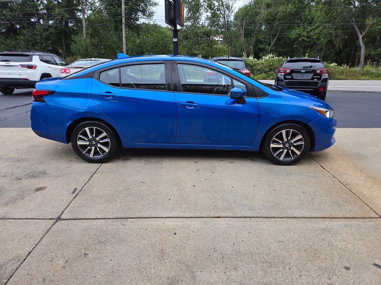 Used 2021 Nissan Versa SV FWD image 8