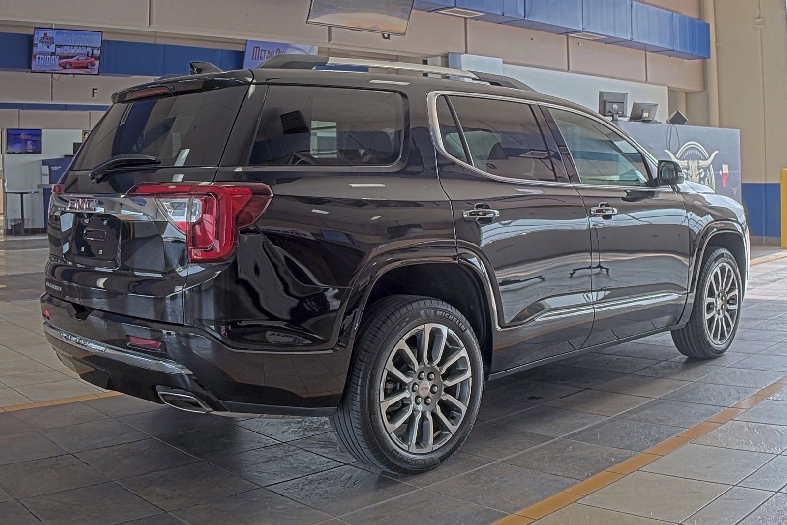 Used 2023 GMC Acadia Denali FWD image 2