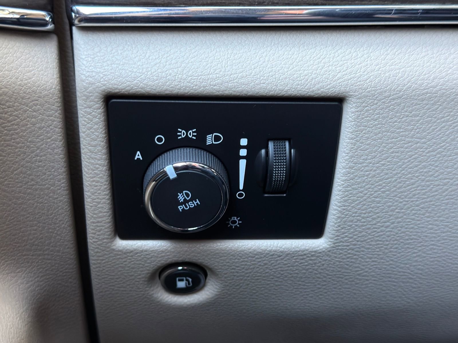 Used 2020 Jeep Grand Cherokee Summit image 24