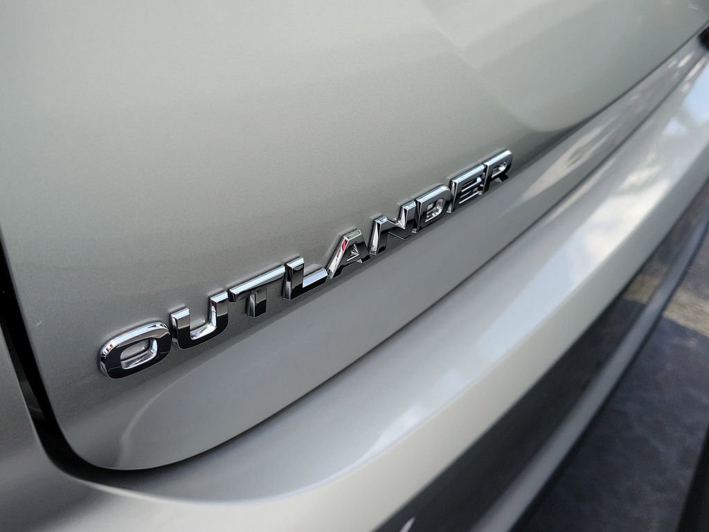 New 2025 Mitsubishi Outlander SEL image 3
