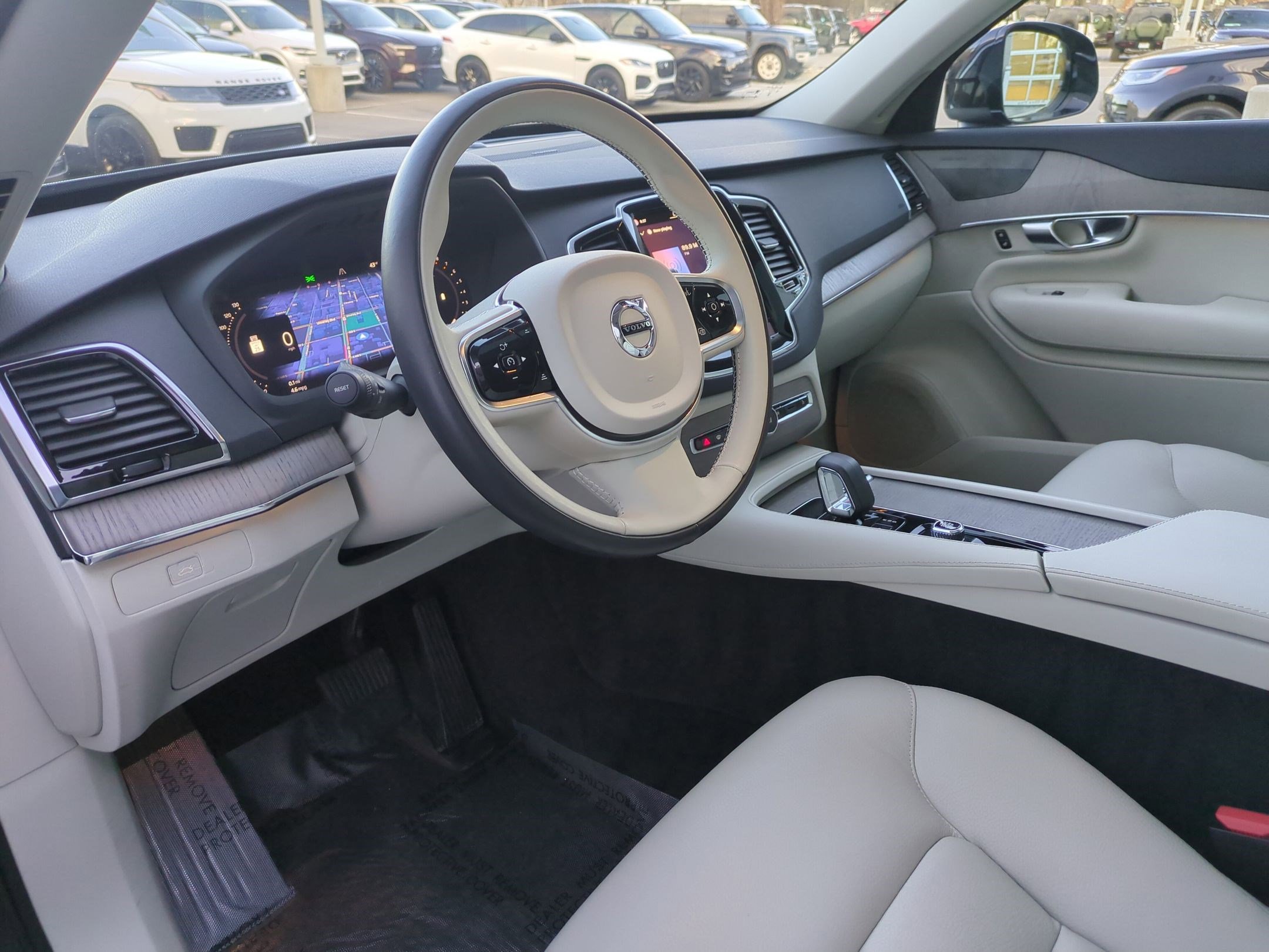 Used 2023 Volvo XC90 B6 Plus image 14