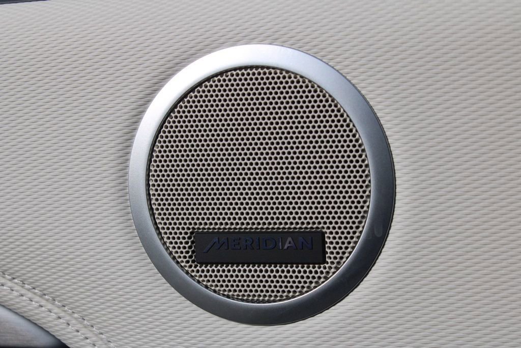 Certified 2025 Land Rover Discovery Dynamic SE image 16