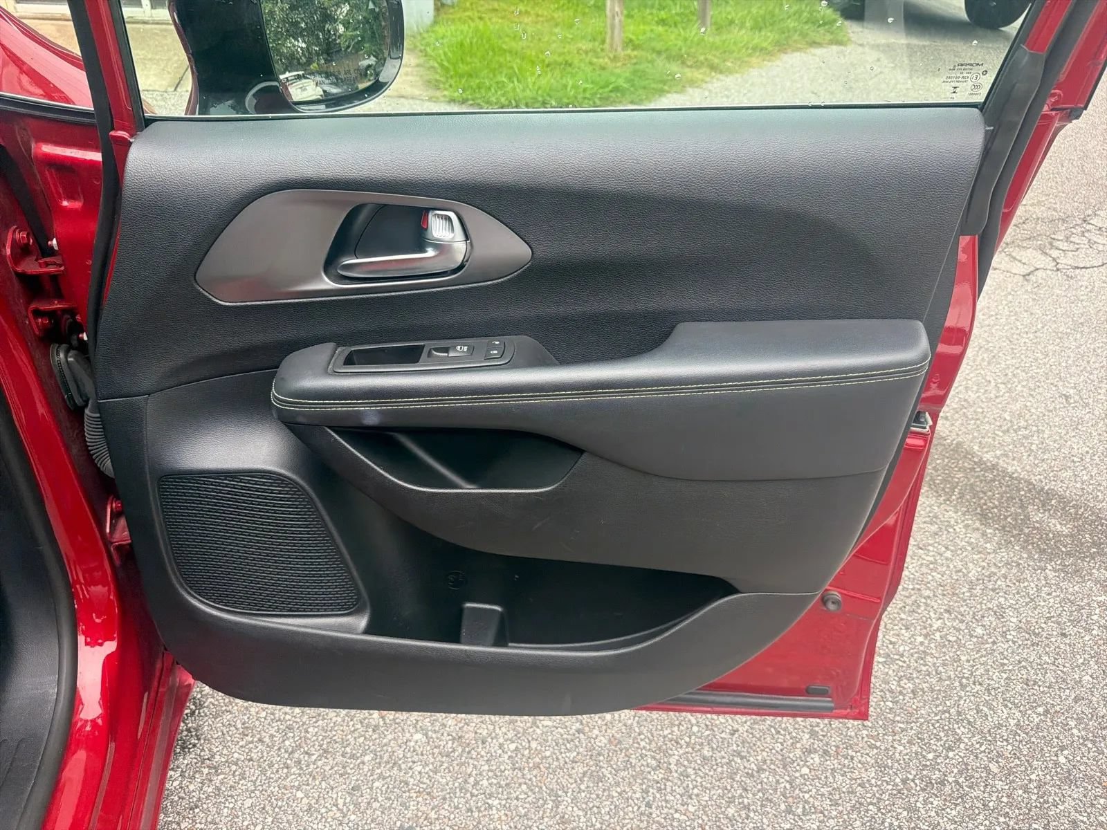 Used 2025 Chrysler Pacifica Select FWD image 22