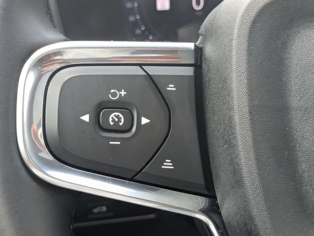 Certified 2025 Volvo XC40 B5 Plus AWD/4WD image 28