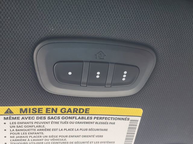 Used 2025 Chrysler Pacifica Limited image 37