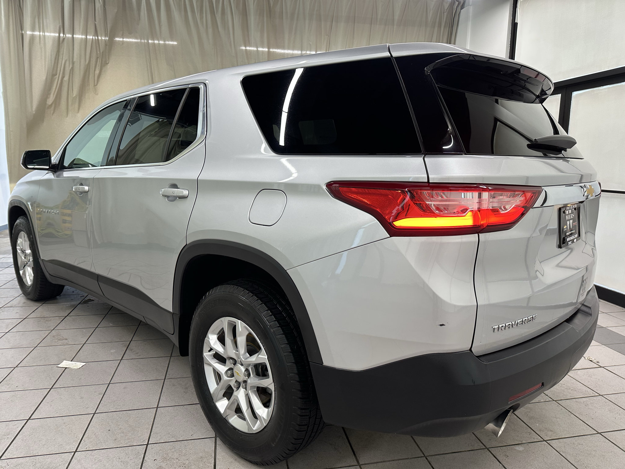 Used 2018 Chevrolet Traverse LS FWD image 9