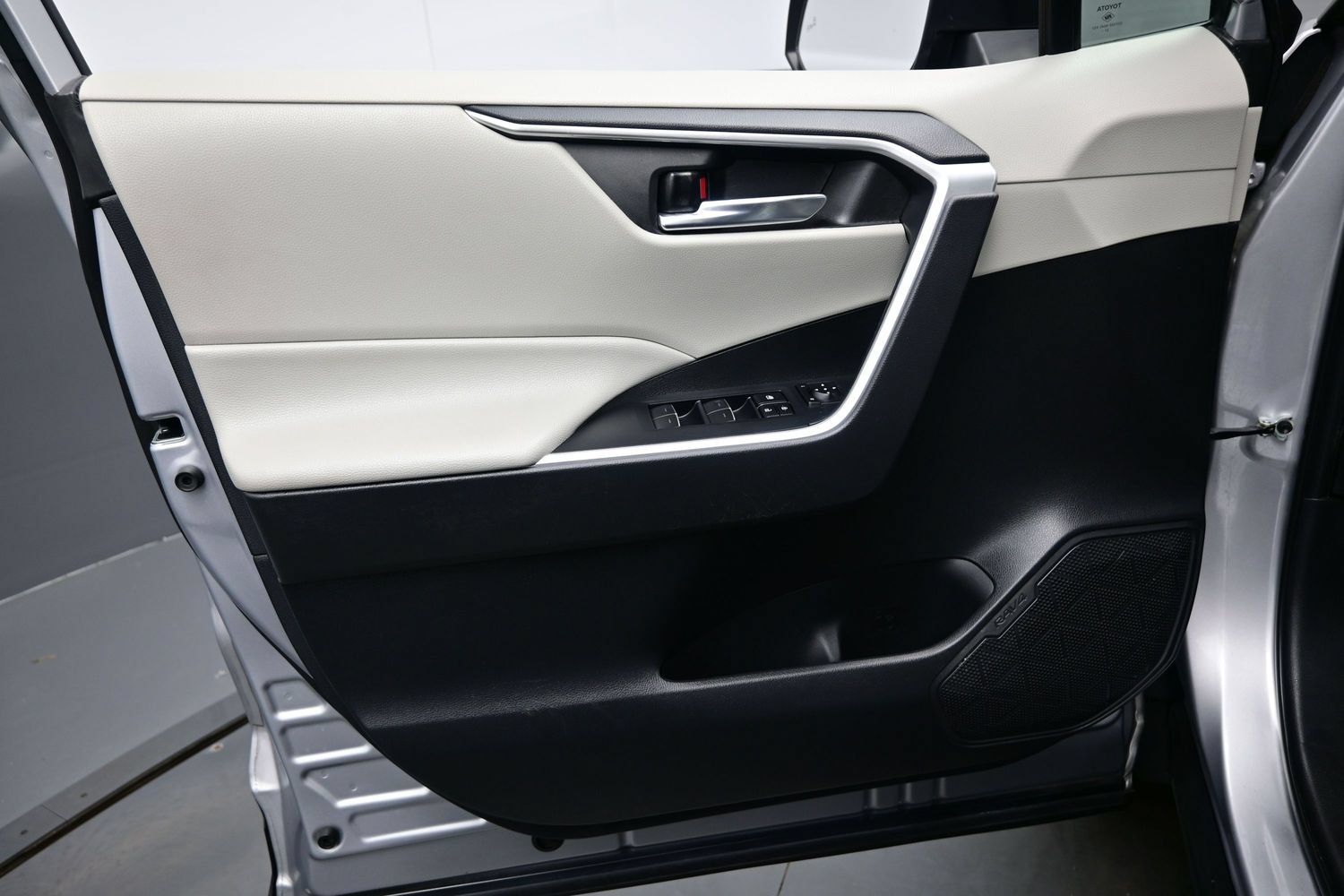 Used 2022 Toyota RAV4 XLE w/ Convenience Package AWD/4WD image 9
